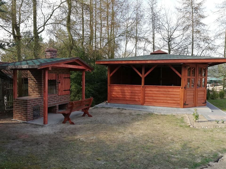 Altana z grillem na terenie rancza Modrzewiowy Gaj